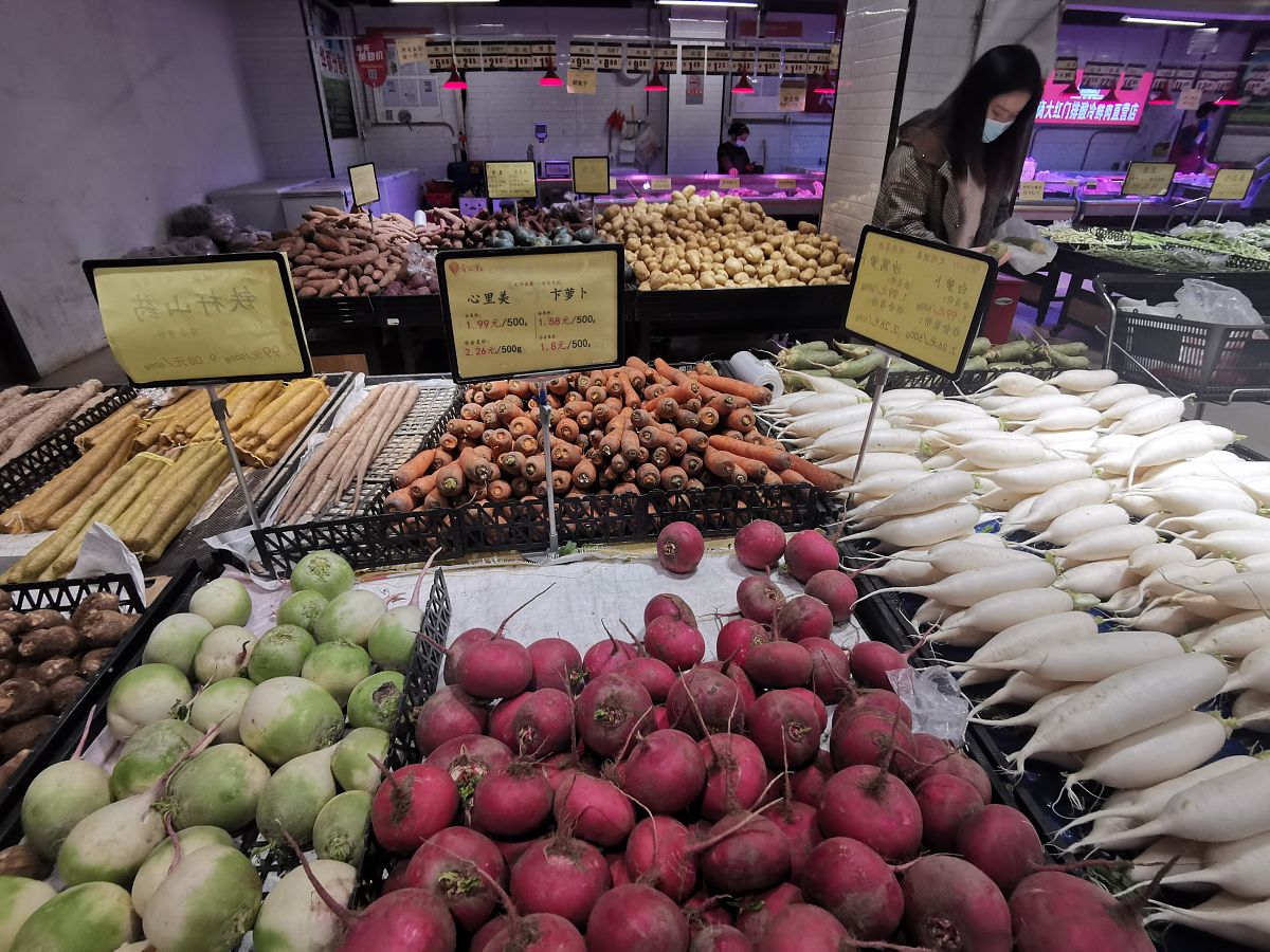 你好灵武市概况灵武市是中国宁夏回族自治区银川市下辖的一个县级市位于宁夏、陕西和内蒙古三地交界处东邻银川北连大同南接榆林西接乌海总面积约18615平方公里。 灵武市是一个拥有悠久历史文化遗产和丰富的旅游资源的地方。其中著名的景点有河套平原、大河西走廊、阔佐古塔、马蹄寺、宏观古城等。该市自然风光秀丽物产丰富以农业为主要经济产业同时也发展了煤炭、化工、旅游等多种行业。灵武市消费水平灵武市的消费水平相对较