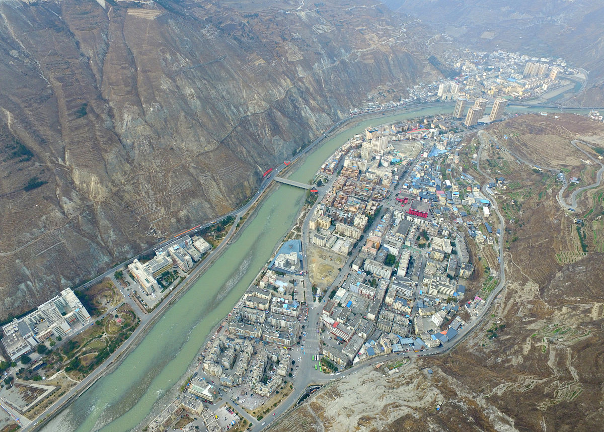 根据四川省折乡并镇的要求两河应该荆坪合并政府办公室在荆坪才适应帮我用200字详细描述