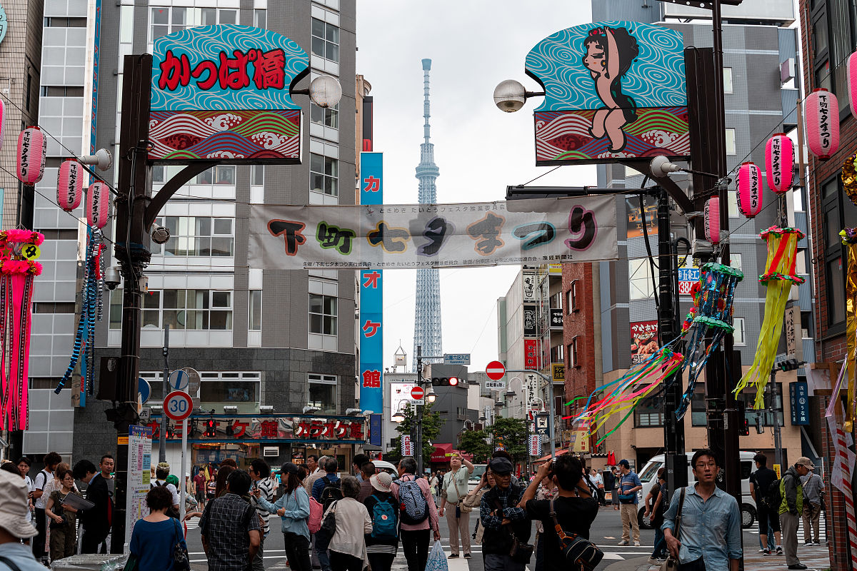 当地时间2019年7月6日,日本东京,民众张灯结彩迎接令和元年首个日本七