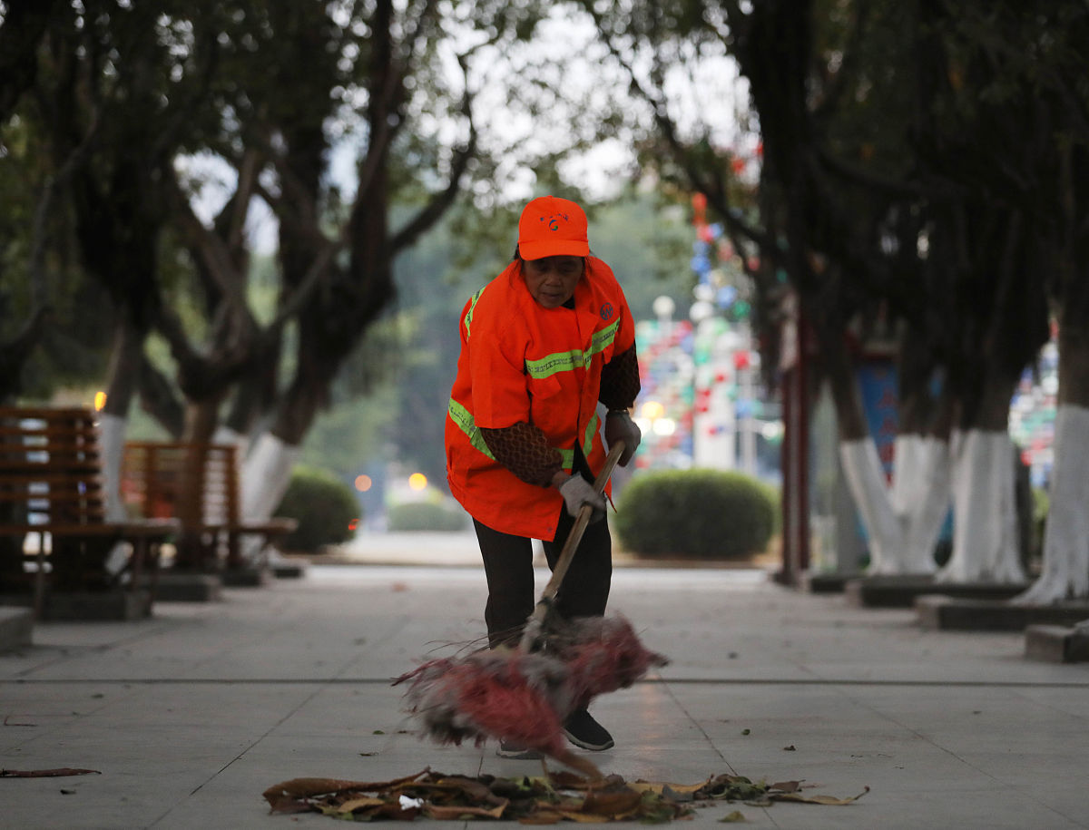 《寻找自尊》清洁工妻子：悲惨命运中的坚强与希望