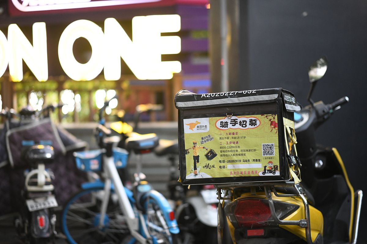 把下面内容进行改写洗稿美团表示这并非近期出台的限制而是长期有类似规定主要出于对骑手的安全考虑。美团还称入职年龄并未调整只要符合年龄要求就可以继续从事配送服务。