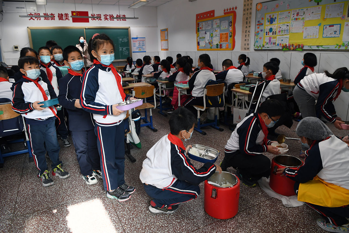 你充当一个写作文员我给你一段话你对这段话进行伪原创、润色改写降低与原文的相似度保持主要意思不变再进行一句话的简单扩写扩写加在原来的内容后面也就是放在同一个pp里面不要放在一个单独的pp里面并且保持html标签不变给你的内容如下：
 p禄加中学绿树成荫花木成行环境清幽周边干扰小是莘莘学子求学的好地方。禄加中学有宽敞明亮的教学大楼有舒适宜人的学生公寓有窗明几净的学生食堂有配置先进