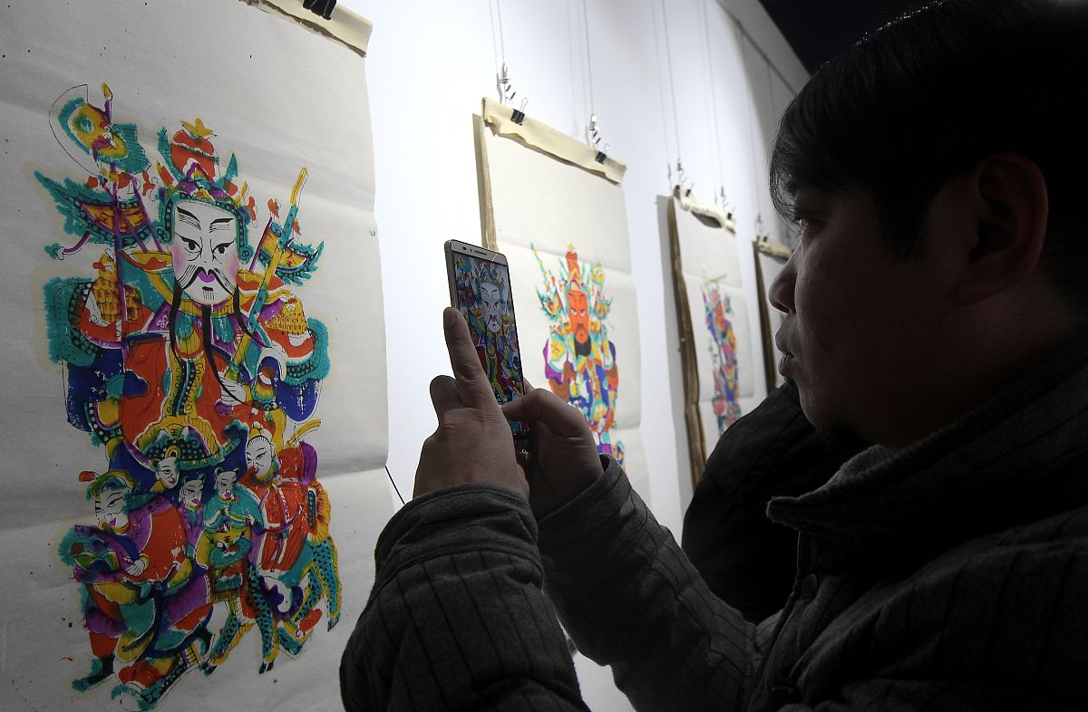 2016年1月17日,长沙市民在天河艺术馆参观滩头年画展.