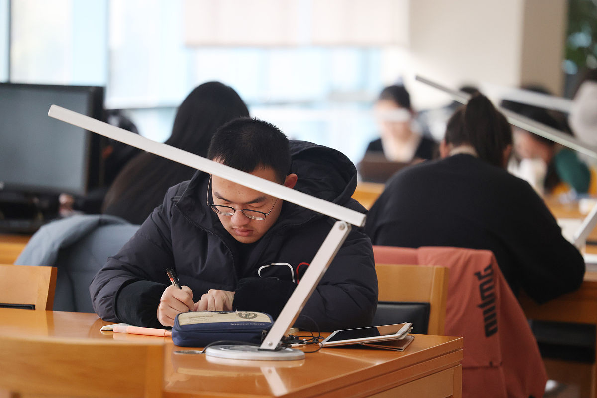 2021年2月16日,在江苏省南通市,市民在南通市图书馆看书学习.