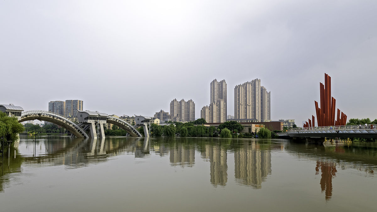 2020年7月20日,南京滨江风光带,实拍长江沿线洪水汛情.