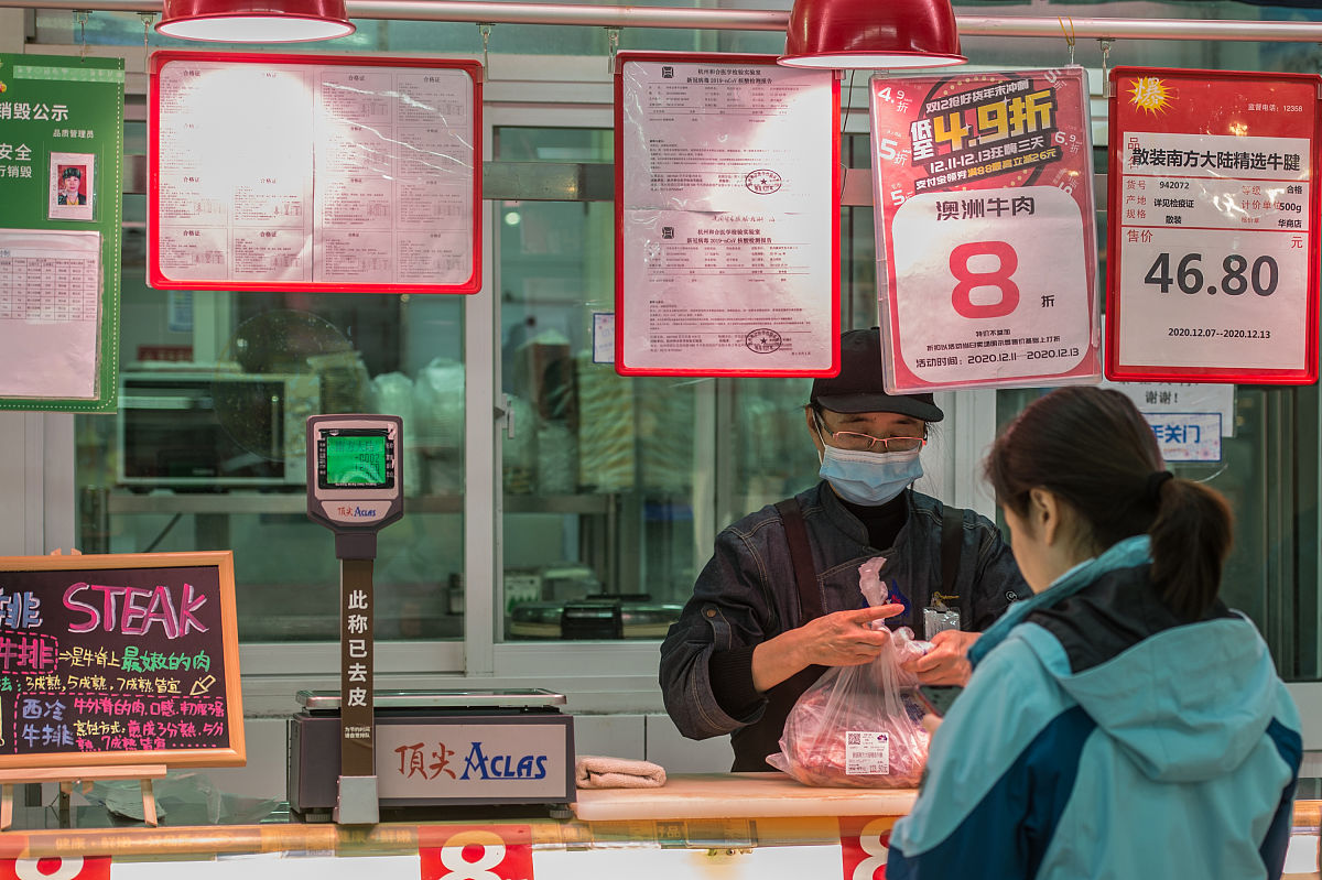 2020年12月11日,杭州联华超市华商店的进口冷链食品冷柜上公示有"浙冷