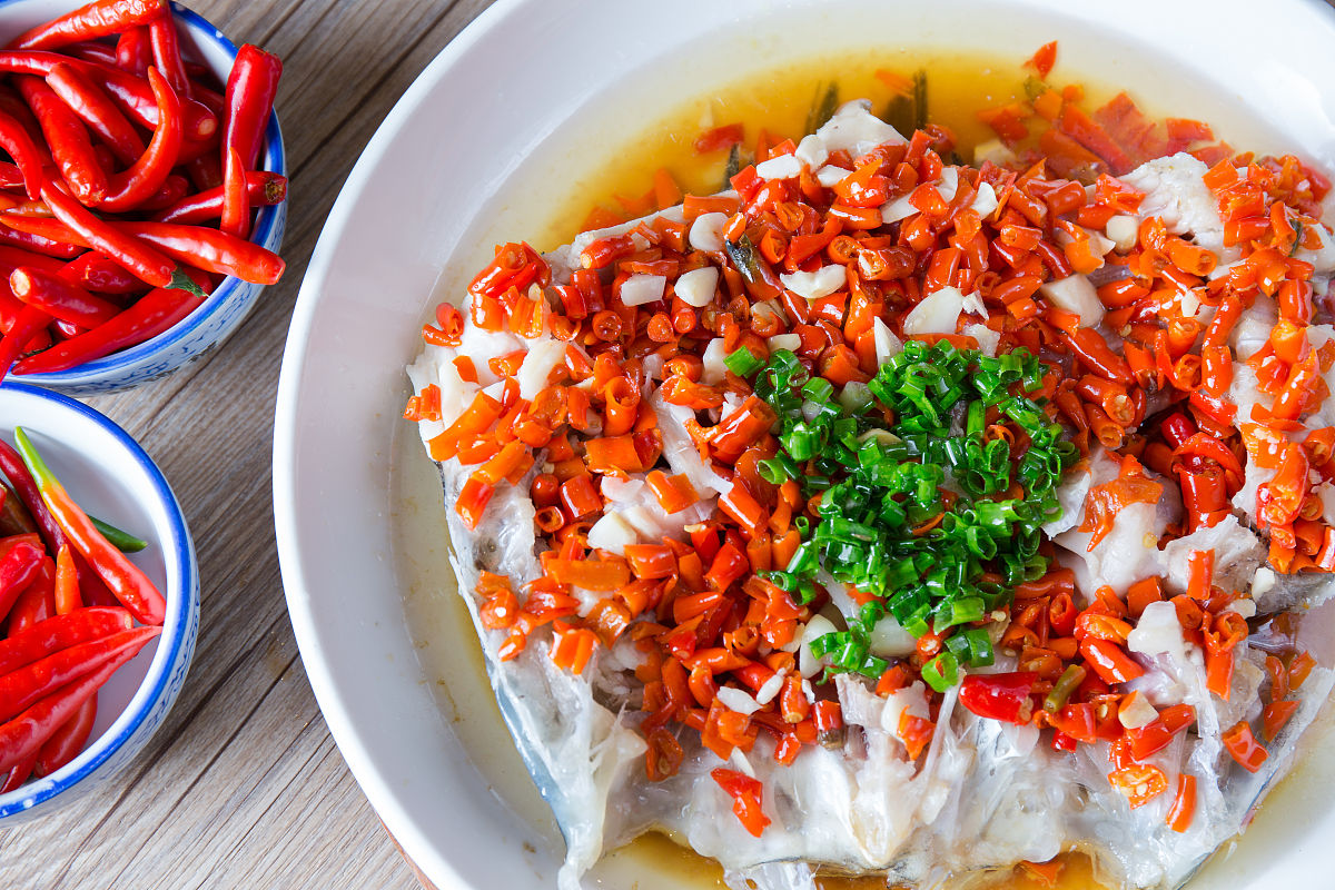 剁椒鱼头酱的做法_辣椒酱剁椒鱼头酱