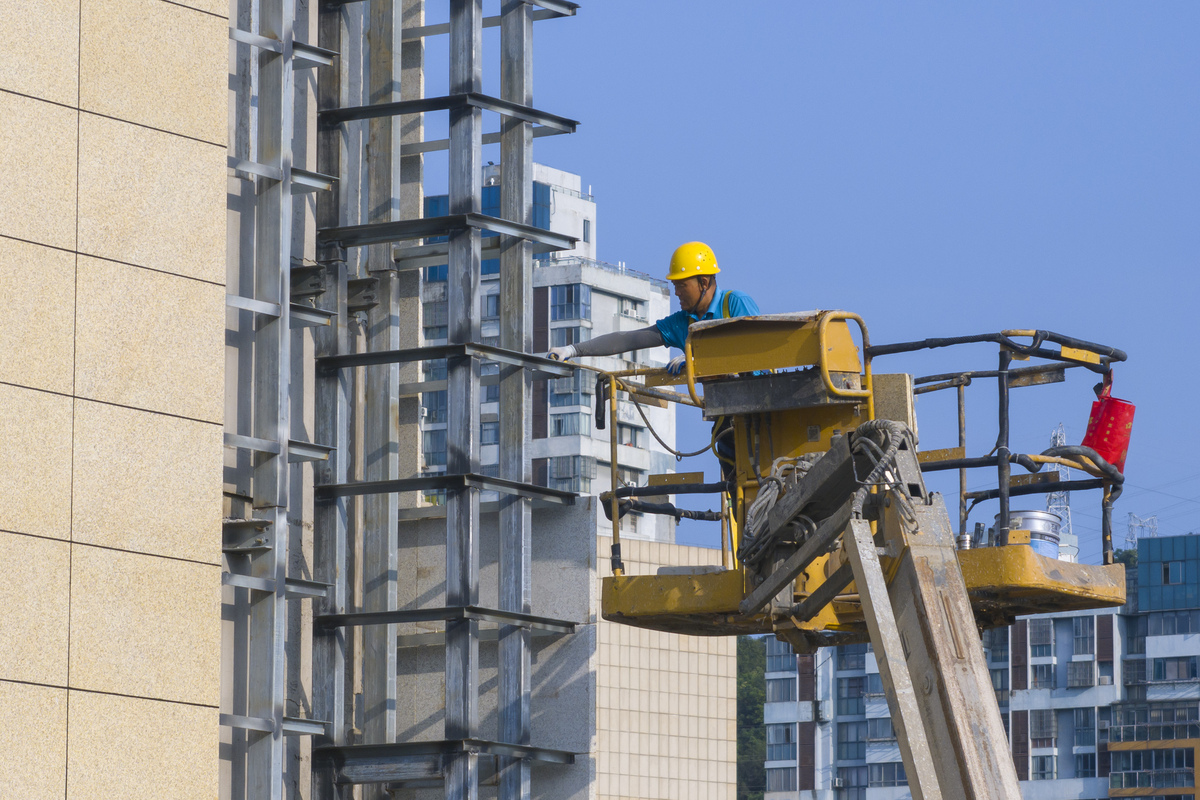 一种防锈脚手架一种具有自动清理功能的挖掘机铲斗一种方便拆卸的铲车铲斗一种防滑型吊钩一种挖掘机液压杆一种防泄漏的物料运输车一种便携式工程机械润滑装置一种具有遮挡结构的车厢结构一种物料吊装设备智能化铲车作业控制系统运输车辆状态信息管理系统挖掘机维护检修管理系统机械租赁客户信息管理系统吊车安全作业可视化监控系统根据这14个专利拟定一个高新技术产品名称