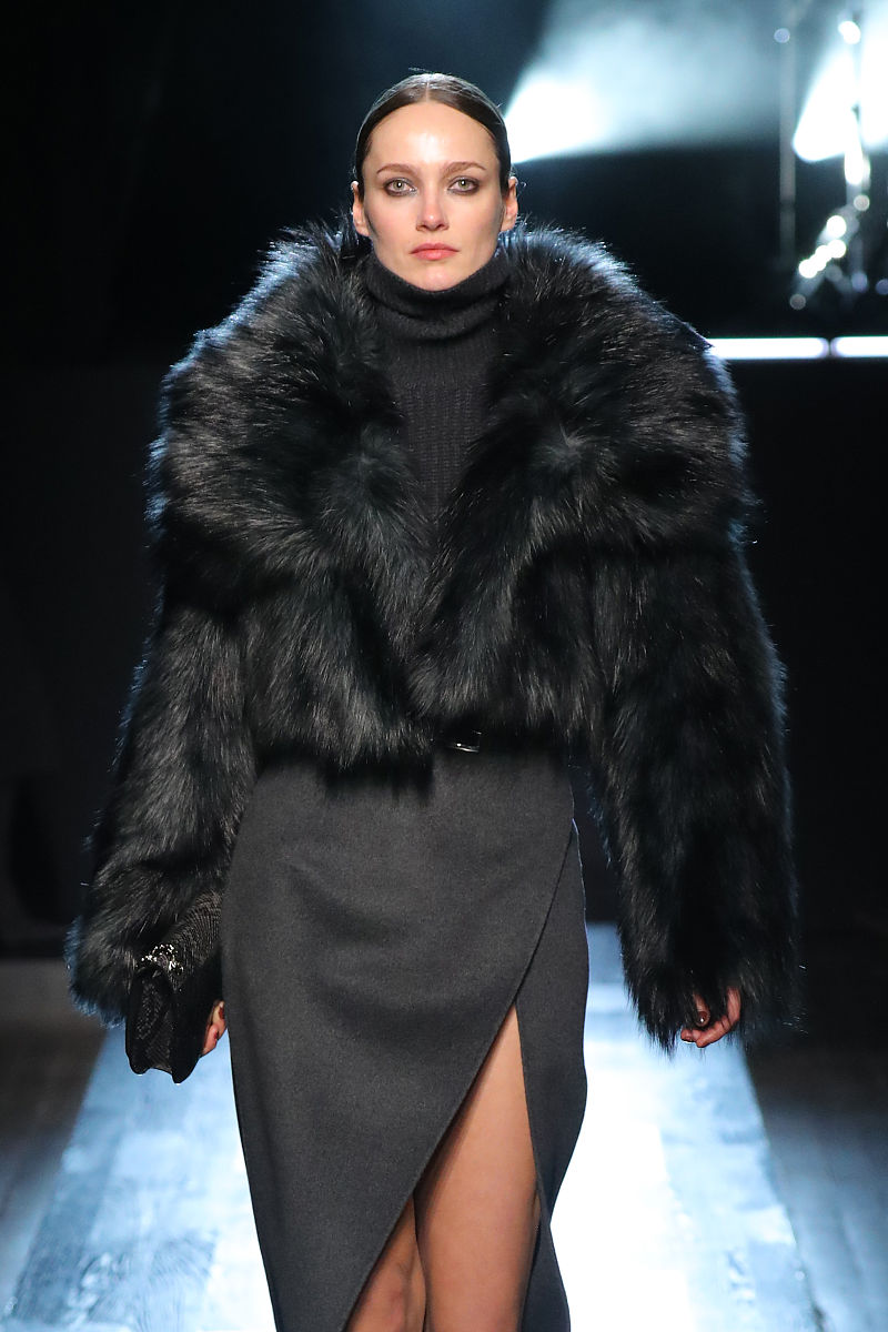 当地时间2022年2月15日,纽约,2022秋冬纽约时装周:michael kors 品牌
