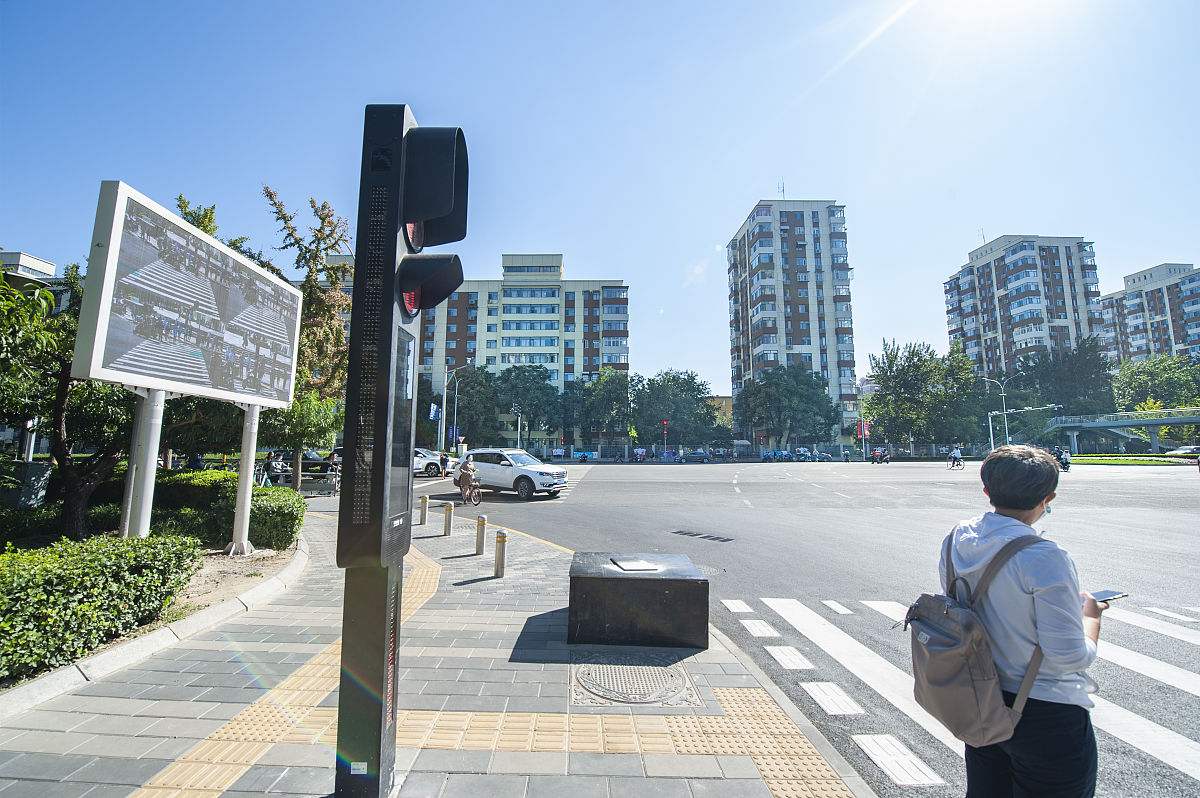 交通信号灯在首次开启时以正常模式运行并提前设置滞留车辆的最大数量。然后交通信号灯以一个周期连续运行一旦开关打开就会从各个方向计算检测区域内的车辆数量。如果超过预设的最大值系统会自动切换到智能工作模式。。请丰富我这一句话