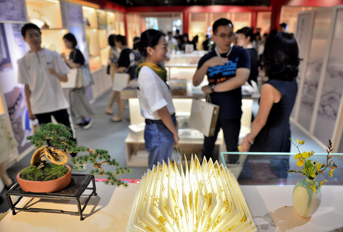 2019年7月12日,天津南开区,"悦读故宫"活动吸引了众多天津市民前来观