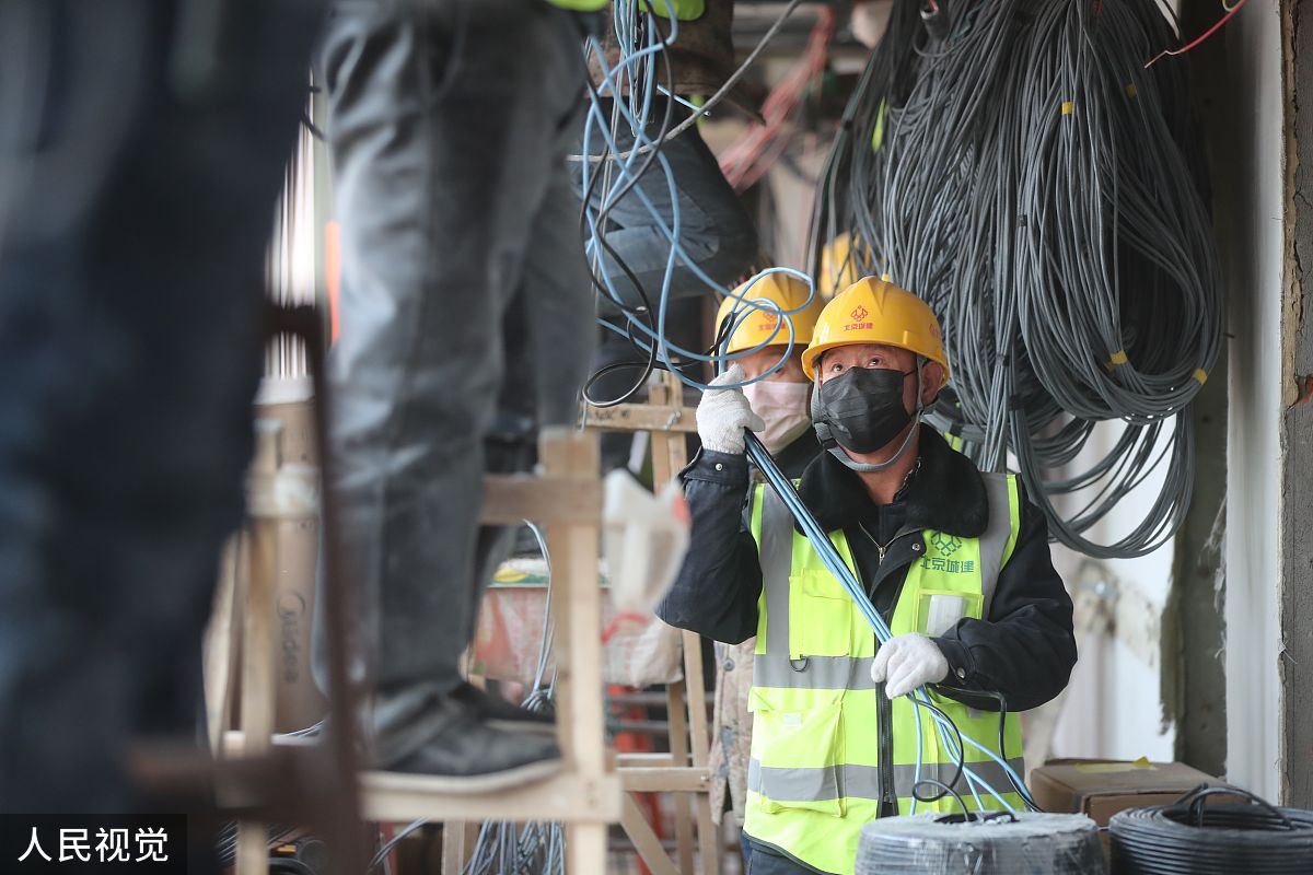 请简述煤矿特殊工种安全检查工的安全行为规范？