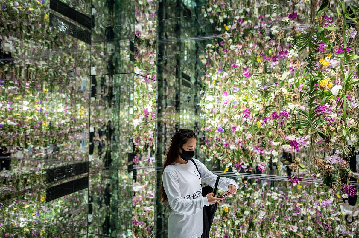 根据以下信息重新帮我写一下最想感谢的人、团队和部门最想感谢的人、团队和部门来到懒人菜也有一段时间了首先感谢一下香菜老师平时经常也会找直播间的小伙伴一个个的聊天和谈心聊工作的时候逻辑清晰指出问题聊生活的时候更像一个真诚的大哥哥工作当中有时候犯些错误也都给到了很多的指导和帮助其次感谢一下直播间的小伙伴大家都很棒。