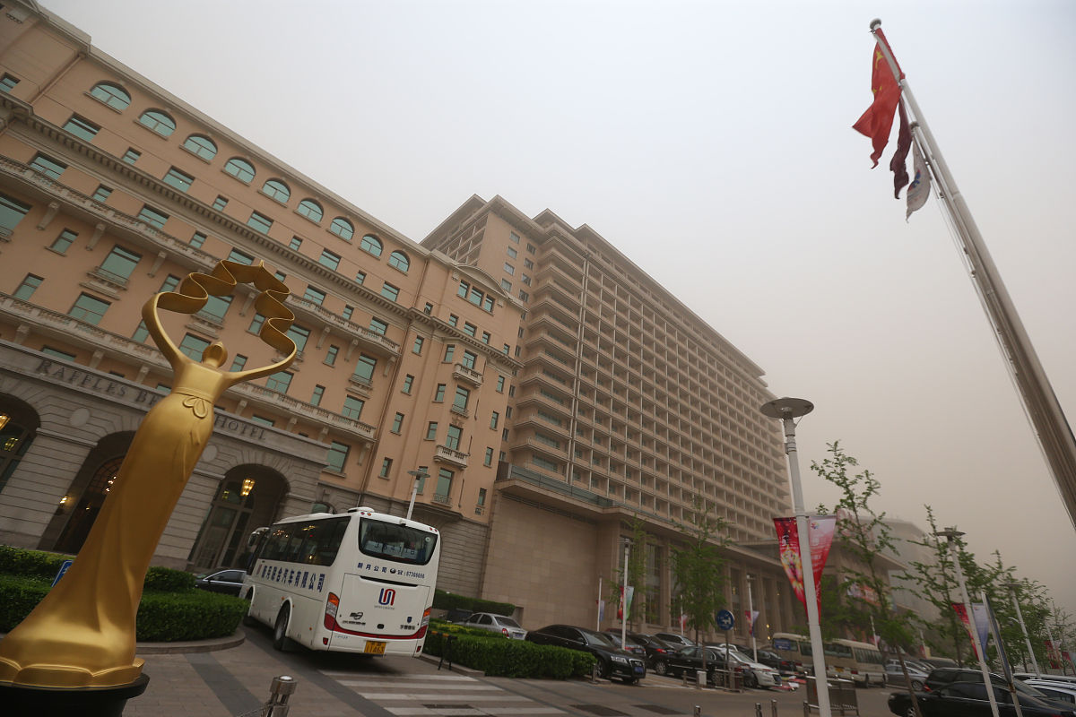 悦莱假日酒店离儿童医院距离帮我用200字详细描述