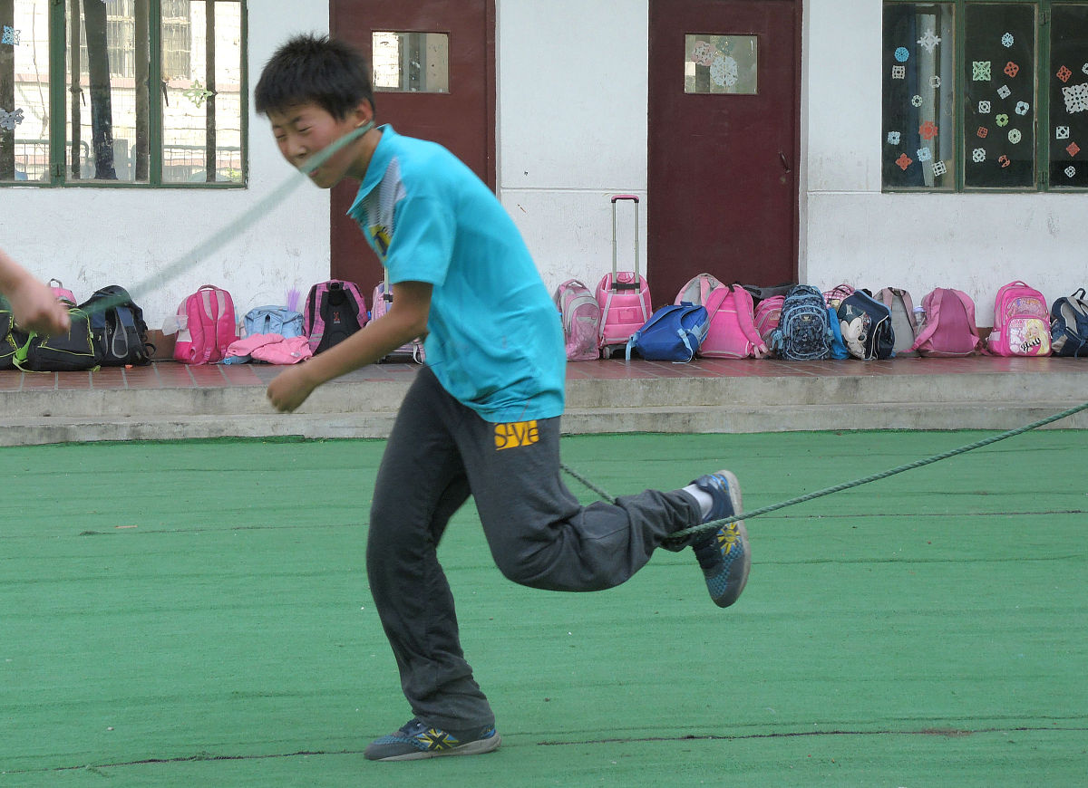 基于以下内容写4000字新闻报道：我们班投掷沙包的成绩很差很难拿到100分原因是容易投歪、投不远但是班长带着我们苦练技巧、认真训练终于拿到90分以上的好成绩。要求：突出班长的领导作用
