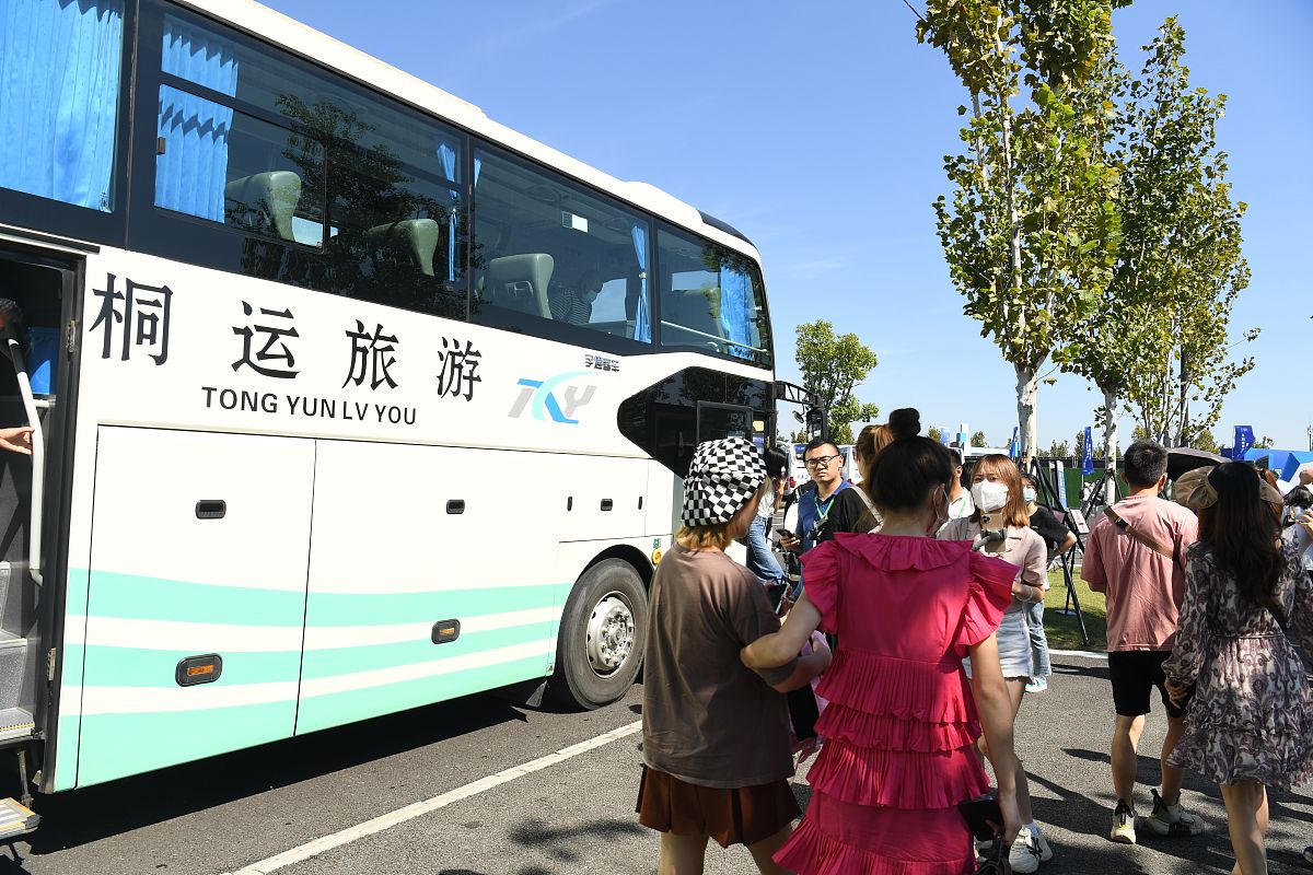 研学旅行租车方案：121 名师生如何安排大巴和中巴？