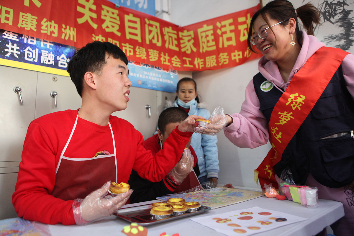 请帮我用标准的文案描述以下语句：康乐团队带了一些水果慰问老人