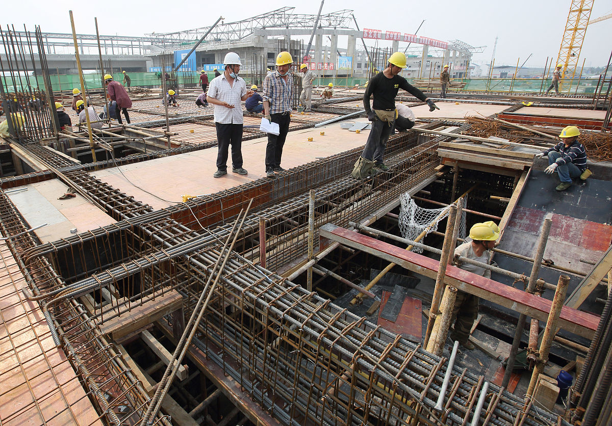 2020年5月2日,江苏扬州东部综合客运枢纽工程工地施工人员正在加紧施