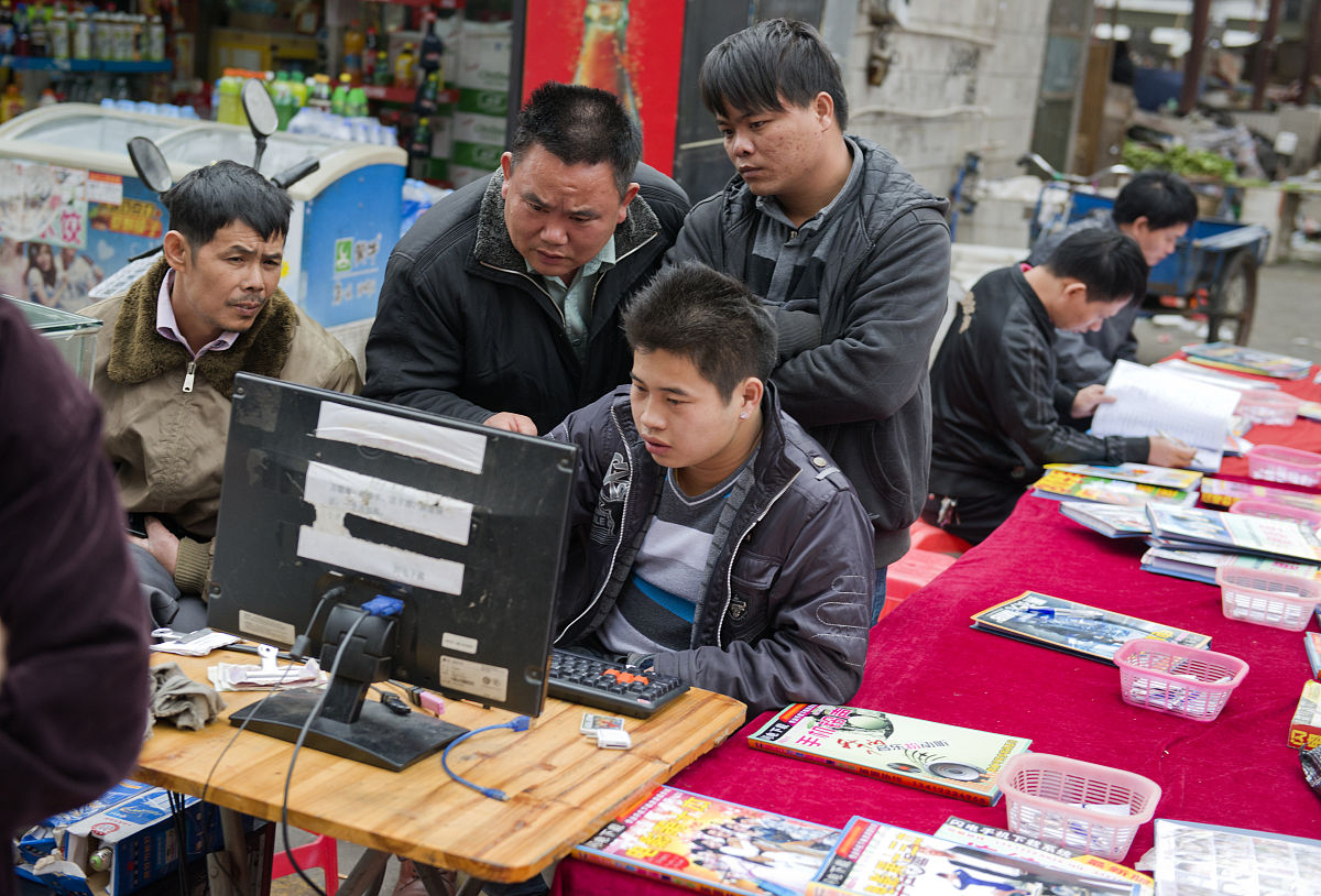 2013年1月1日,广东东莞,市场上为打工者提供下载音乐和电影的铺子.