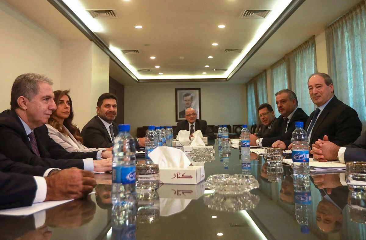 安全总监有以下十三项安全职责包括：一协助主要负责人综合协调管理本单位安全生产工作依法建立健全本单位全员安全生产责任制和安全生产规章制度；二协助主要负责人定期向从业人员通报安全生产工作情况监督落实本单位年度安全生产工作计划及重点工作;三协助主要负责人组织开展安全生产宣传教育培训工作；四协助主要负责人建立健全本单位安全生产责任制奖惩考核机制考核与监督本单位各部门、各岗位履行安全生产责任制情况行使考核奖