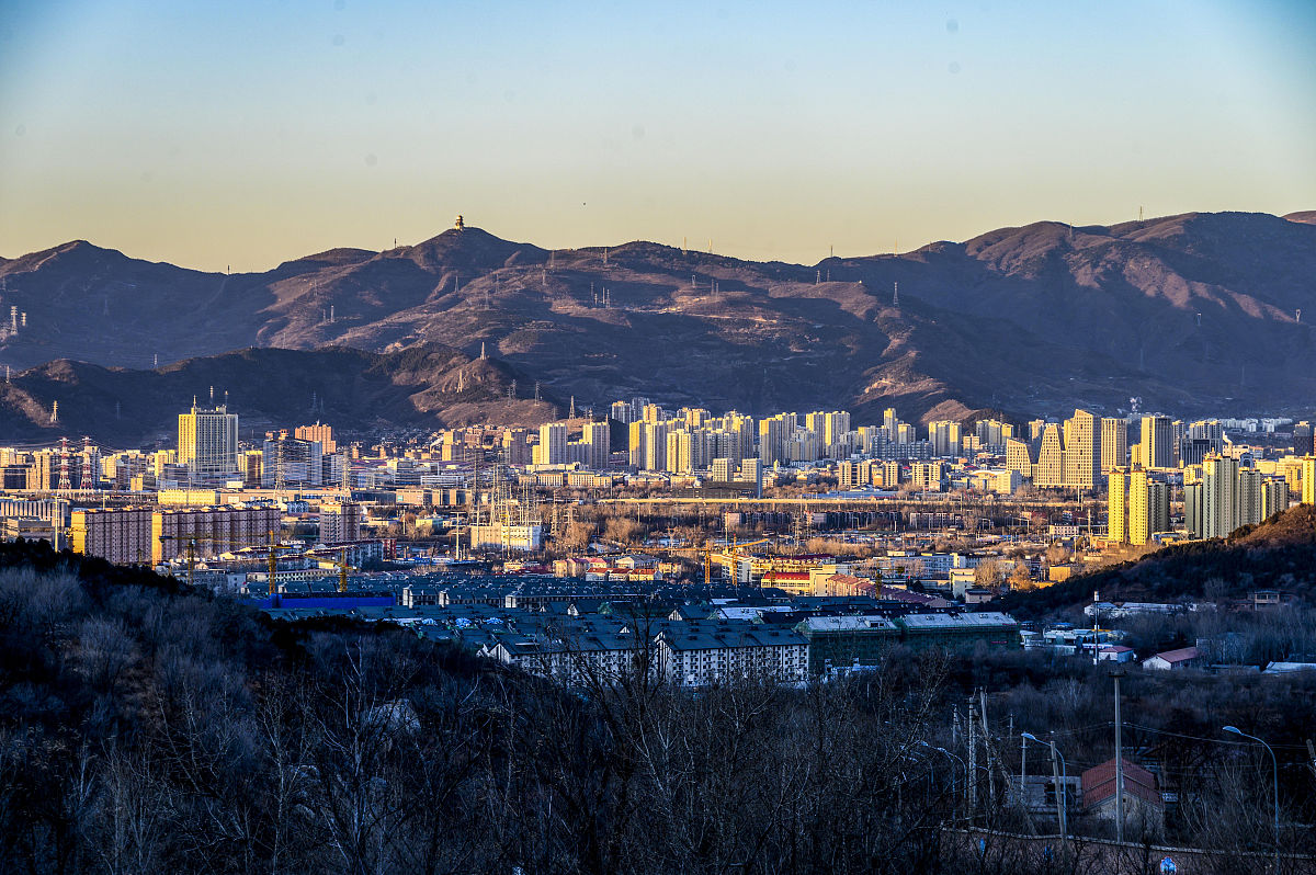 2020年12月18日,北京,寒冬时节,阳光灿烂.早晨,温暖的阳光照遍门头沟