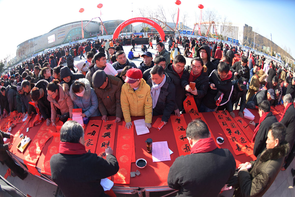 2018年2月3日,在徐州市泉山区科技文化广场,书法家现场为市民书写春联
