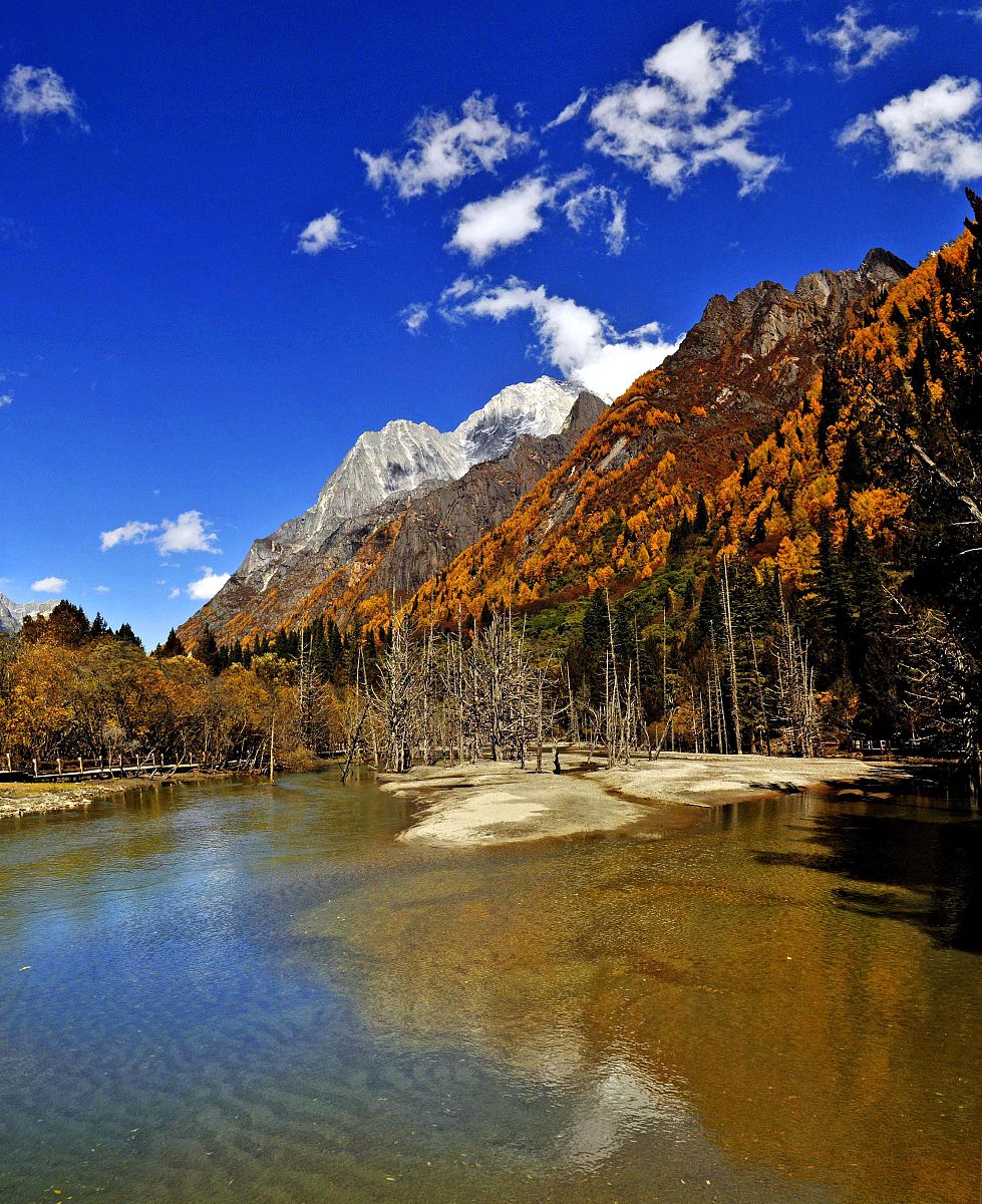 喀纳斯景区的功能分区按照一心四区的归纳并详细阐述 5000字