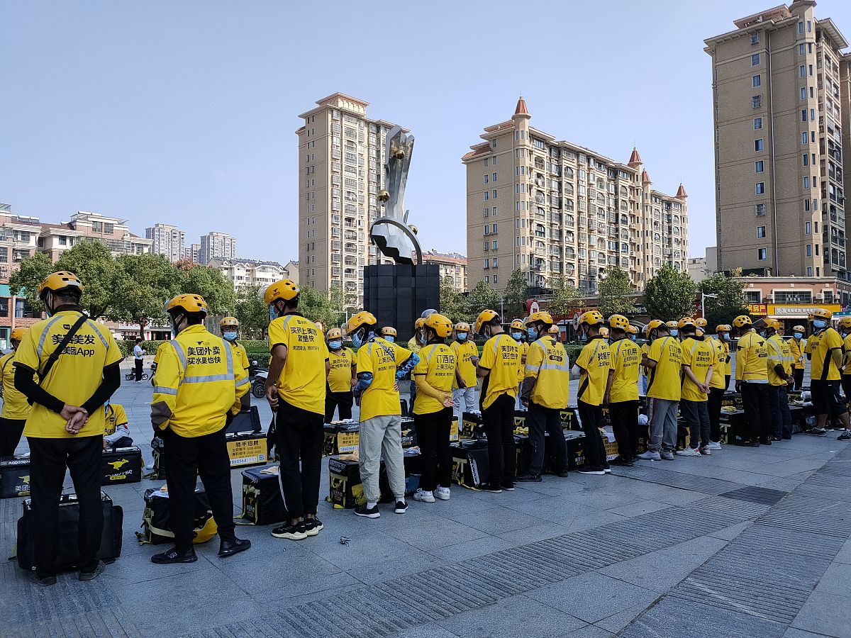 汕尾美团骑手集体罢工事件升级！美团拒绝妥协祭出釜底抽薪之计据报道汕尾市美团外卖骑手近日发起集体罢工要求提高订单佣金、降低配送压力。但是美团方面拒绝妥协并祭出釜底抽薪之计针对罢工骑手进行了一系列的惩罚措施。首先美团宣布对参与罢工的骑手进行惩罚将其列入黑名单限制其在平台上接单。其次美团还宣布将对罢工骑手进行扣款罚款金额高达3000元。最后美团还对罢工事件的组织者进行了开除处理。此举引起了社会广泛关注和