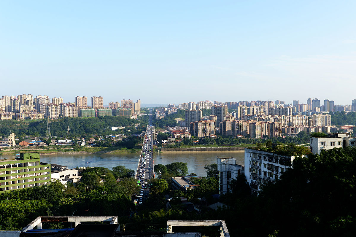 2020年6月4日傍晚,四川泸州,位于市区的长江四桥晚高峰时段车流密集,