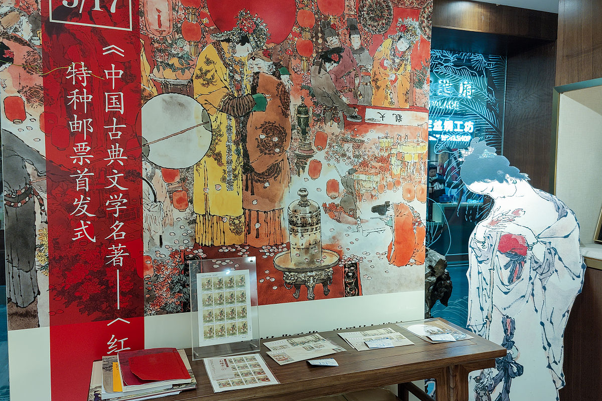 假如你读完《红楼梦》请你用用500字概括一下你觉以下两个回答中的优点和缺点各是什么？回答1《红楼梦》是我国清朝时期文学家曹雪芹所著的一部小说全书100回共约四十余万字是中国文学史上的巅峰之作。 《红楼梦》主要讲述了贾宝玉、林黛玉、薛宝钗等人在贾家荣府的生活经历和爱情故事。小说以贾府为主要背景描写了封建社会下各种世交、财权、权利斗争和人性的丑恶。 贾宝玉是荣府贾家的公子出生在富贵人家文学才华出众情感