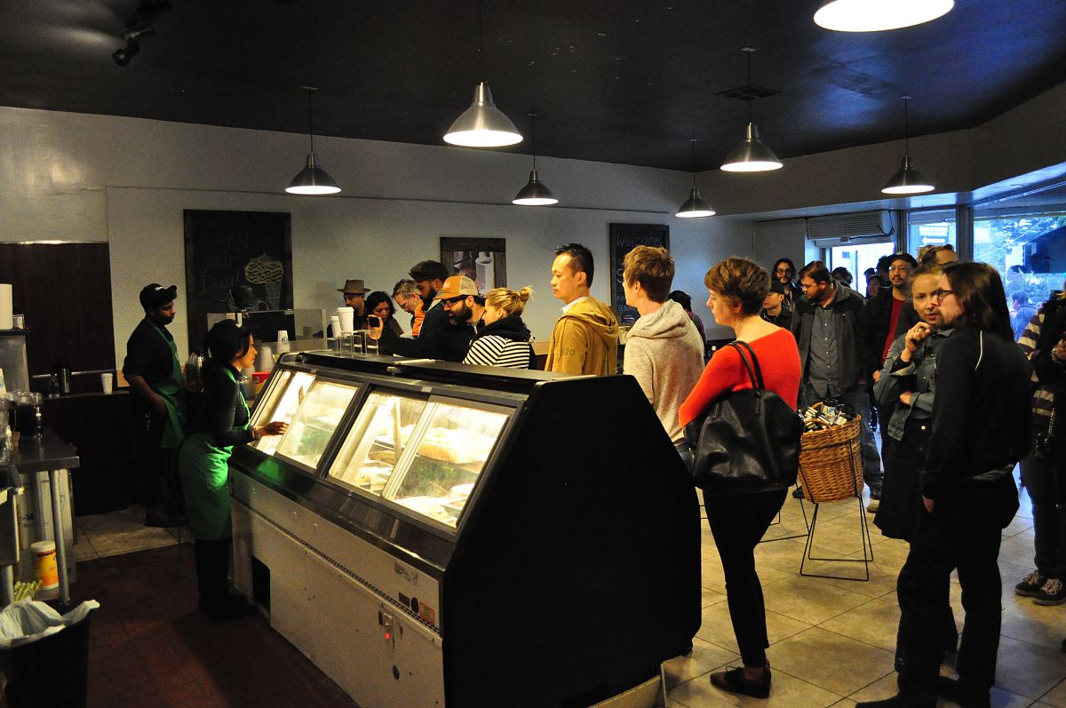当地时间2014年2月9日,美国洛杉矶,2月7日新开业的"愚蠢星巴克"咖啡店