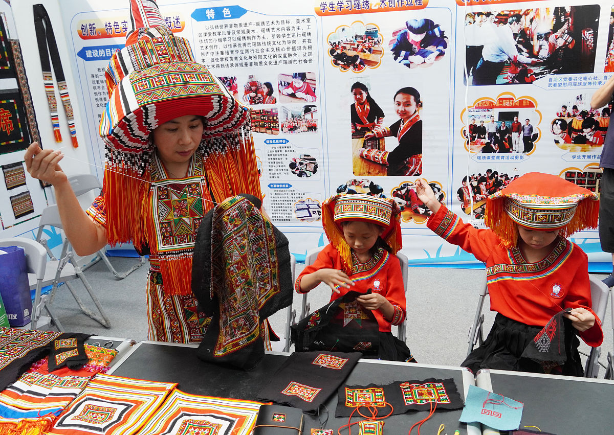 2019年7月19日,广西南宁,在中国-东盟(南宁)国际教育展上,来自广西贺
