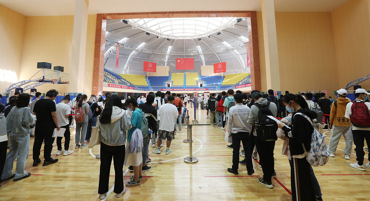 昆明理工大学地址：呈贡区，交通指南和校园概况