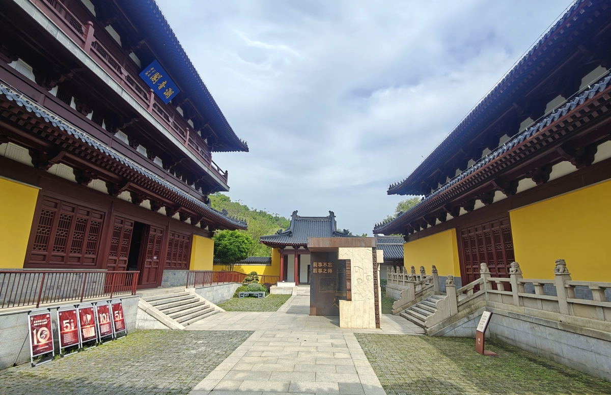 兜率寺位于南京市浦口区狮子岭景区内,曾有常住僧侣四十余人,2006年被