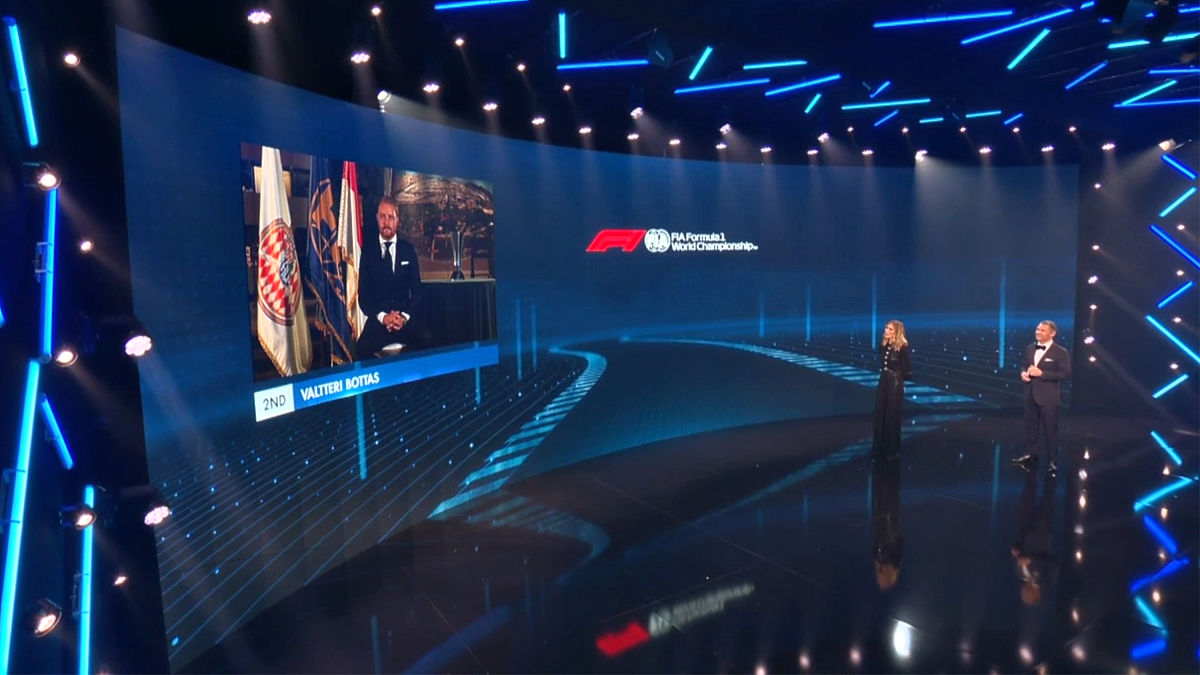 Crossover 的含义：跨界融合，开拓无限可能