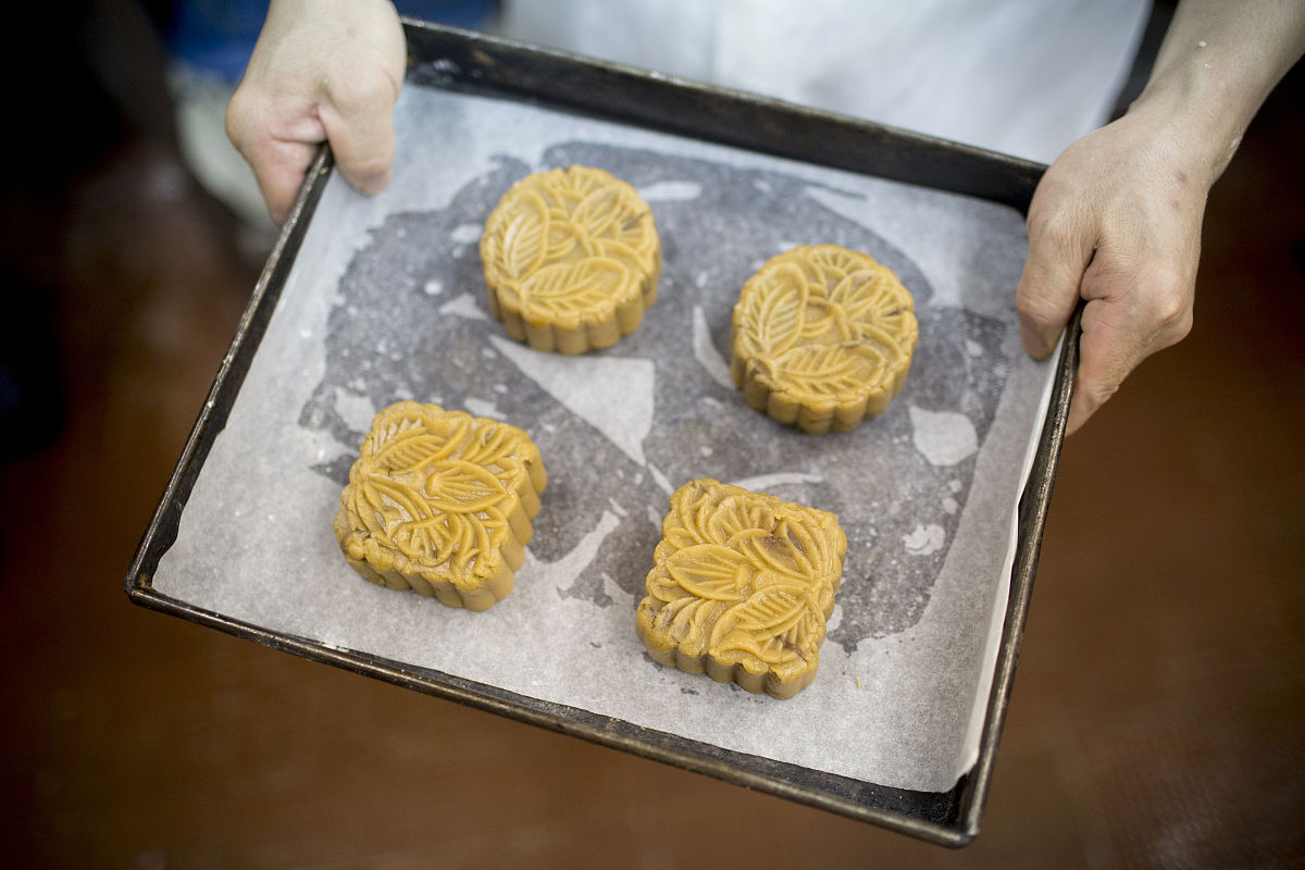 2014年8月28日,香港,工作人员在陆羽茶室厨房制作月饼,为即将到来的中
