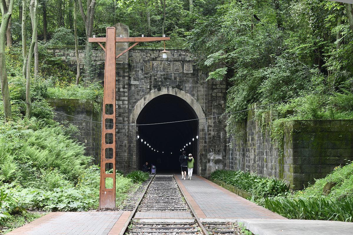 2018年重庆铁路专业学校招生简章：入学指南及专业介绍