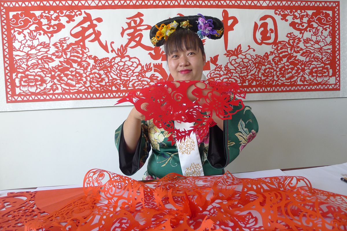 2020年5月30日,齐英是满族剪纸传承人,黑龙江黑河市级工艺美术大师.
