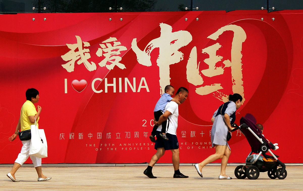 请你讲讲如何做一名爱国的优秀大学生需要在那些方面努力并结合身边的生活实际问题应该怎么做？800字左右