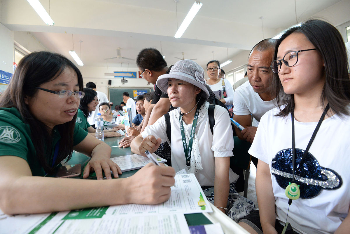 大学生自我介绍：热情洋溢，追求卓越