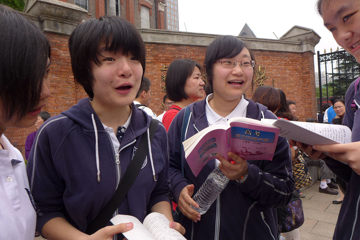 27日徐汇中学网站发布情况通报：关于网传我校一女生进入男浴室一事经核查不属实网上流传的音频经过编辑存在误导与事实不符。根据这个话题写一篇500字文章