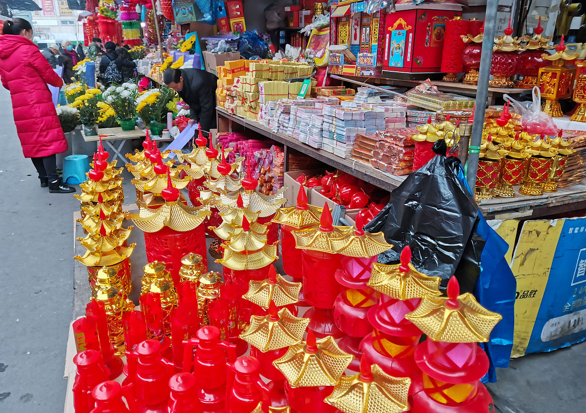 2021年1月31日,湖北宜昌,市民采购除夕祭祖用品.
