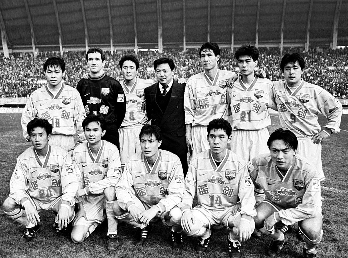 1996年5月,成都体育中心,中国足球甲级a组联赛如火如荼.图为四川全兴