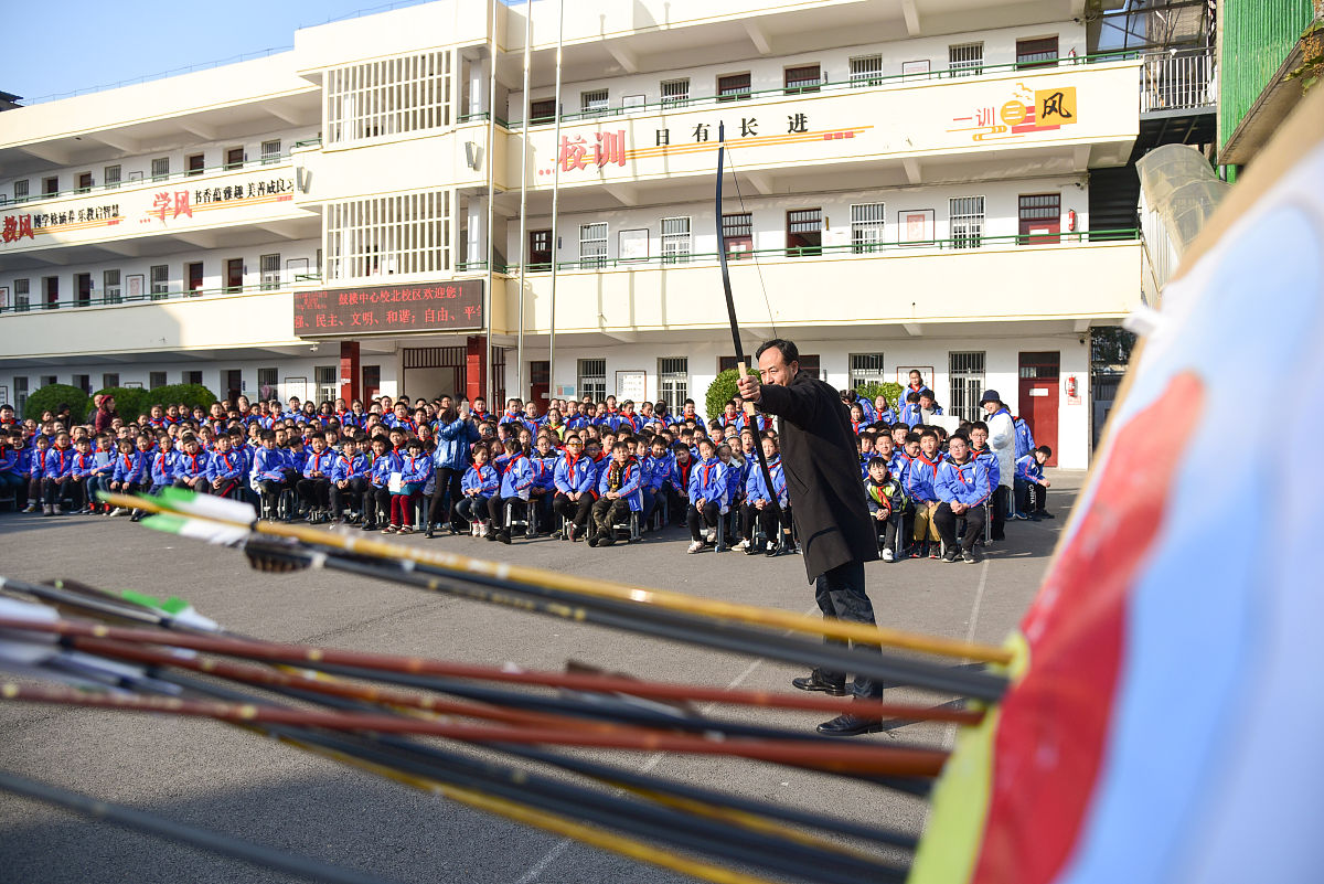 2019年11月28日,安徽阜阳,中国传统弓走进颍州区鼓楼小学,阜阳射箭协