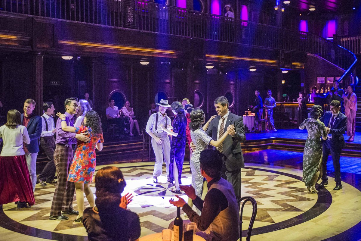 请将下文翻译成中文。Rule #9 If anyone exits Room 3 during a show do whatever they ask Inform the manager immediatelySo nothing couldve prepared me for yesterday when the door opened and a smartly - dressed man