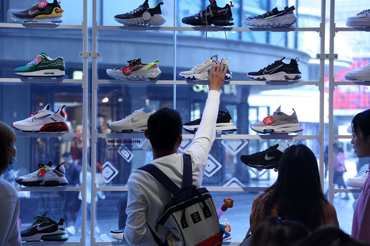 男生给女孩买耐克鞋子，然后自己吃泡面 怎么理解这种情况