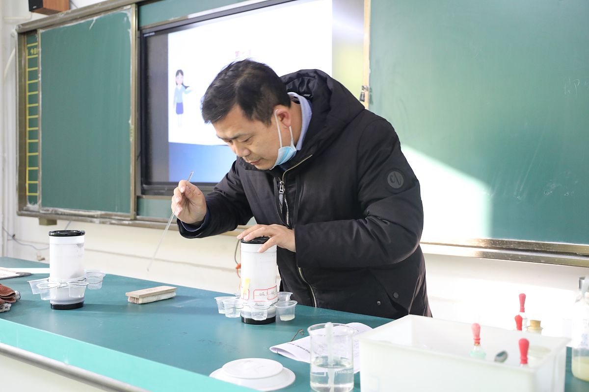 初中物理课堂观摩报告：电压教学实践与专业发展