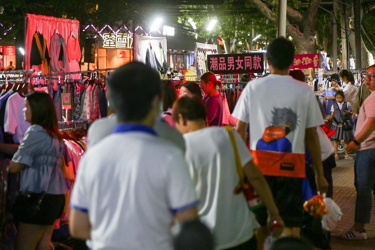 2020年6月1日,郑州健康路夜市复市,前来逛街的市民熙来攘往,而商户则