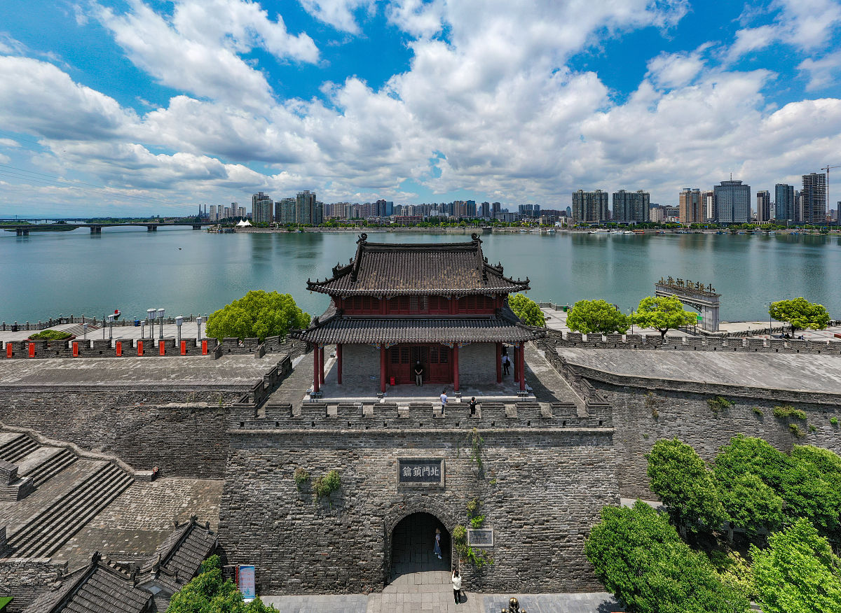 2020年5月8日,湖北省襄阳市,古城襄阳雨后迎来晴好天气,襄阳古城天空