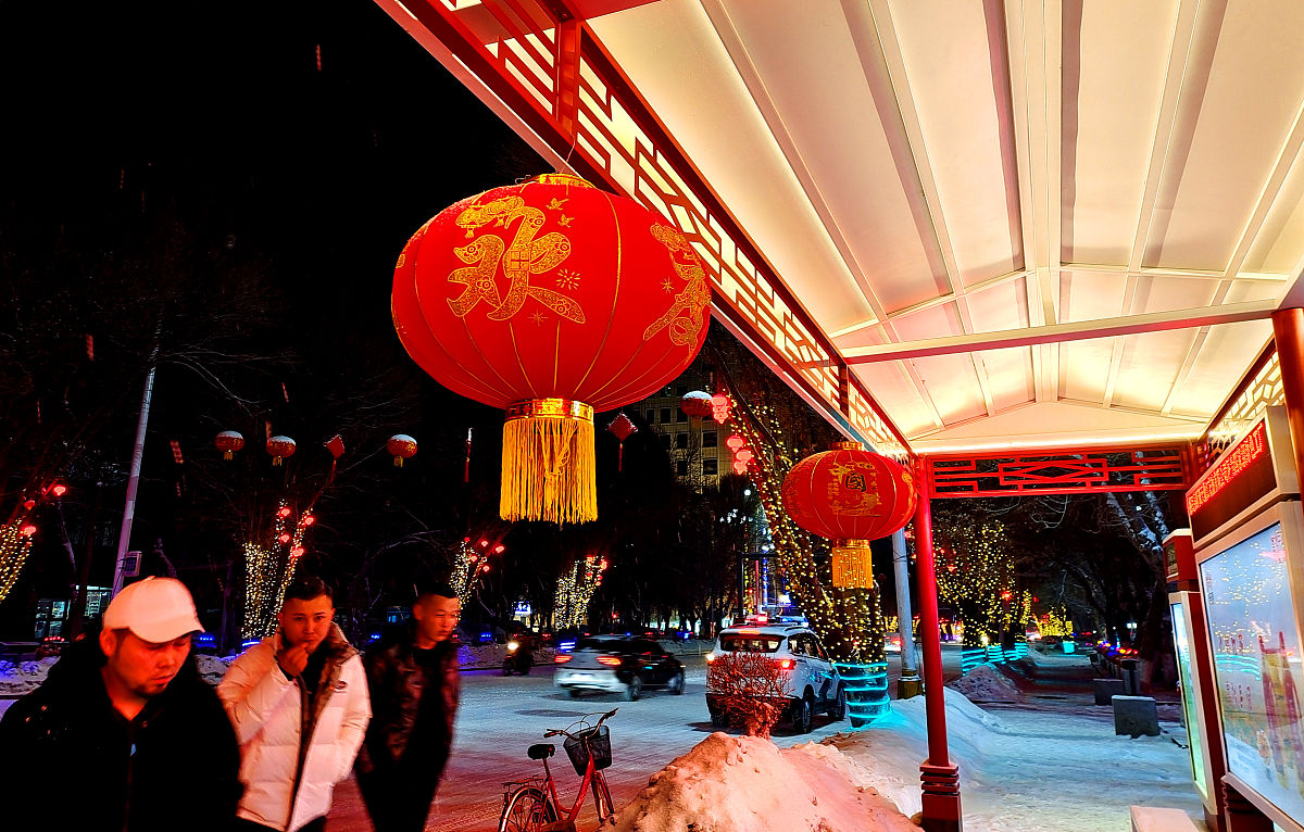 2022年2月12日,新疆塔城地区裕民县持续降雪,裕民县夜晚璀璨灯光与雪